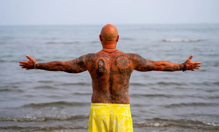 Full back piece, arms spread by the sea