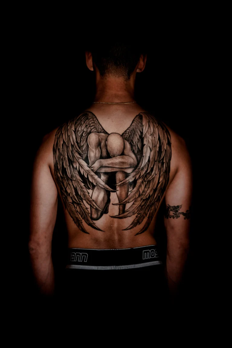 Kneeling angel across a full back