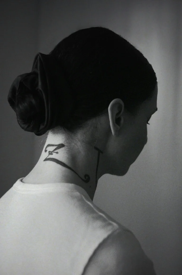 A small mark on the back of the neck